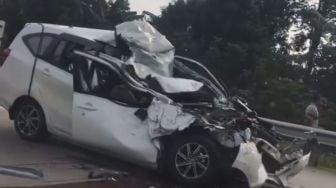 Tabrakan di Tol Jagorawi, Sopir Toyota Cayla Tewas Terjepit, Mobil Rusak Parah