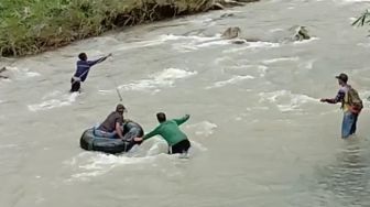 Miris! Warga Terpaksa Gunakan Ban Bekas Untuk Menyeberang Sungai Akibat Jembatan Terputus