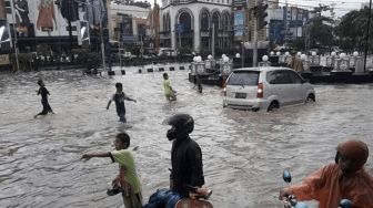 Viral Video Simpang Lembuswana Direndam Air, Publik: Ya Ampun Hujan Sebentar Aja Udah Banjir, Samarinda Gitu Lho