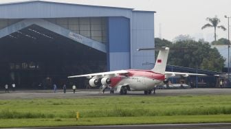 Sebuah pesawat parkir di Apron Bandara Pondok Cabe, Pamulang, Tangerang Selatan, Banten, Selasa (28/12/2021). [ANTARA FOTO/Muhammad Iqbal]