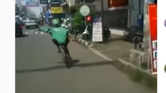 Viral Pesepeda Beratribut Ojol Rela Belah Jalan Demi Beri Akses Ambulans, Publik Salut