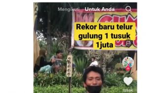 Viral Penampakan Telur Gulung Raksasa Harga Rp 1 Juta, Kayu Pegangan Auto jadi Sorotan