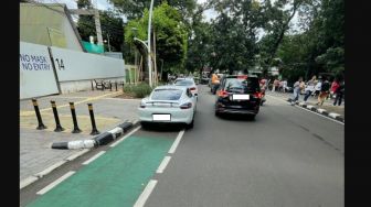 Potret Mobil Mewah Parkir Ngawur di Jalur Sepeda, Publik Ngedumel Berjamaah