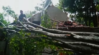 Tujuh Rumah Warga dan Sekolah Dasar di Rantau Bayur Banyuasin Diterjang Angin Puting Beliung