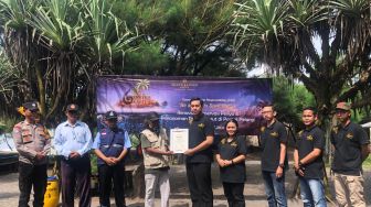 Grand Kangen Hotel Urip Sumoharjo Yogyakarta Kunjungi Konservasi Penyu di Pantai Pelangi