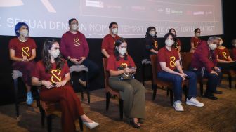 Para kru dan pemain Film Cinta Pertama, Kedua dan Ketiga saat jumpa pers di Kuningan, Jakarta Selatan, Selasa (28/12/2021). [Suara.com/Alfian Winanto]