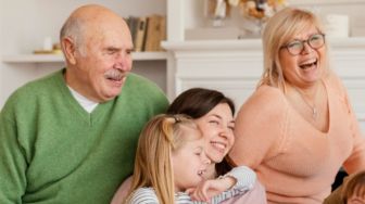 4 Manfaat Merayakan Tahun Baru Bersama Keluarga di Rumah Aja