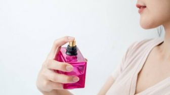 4 Manfaat Penggunaan Parfum Selain Mengharumkan Tubuh, Bisa Atasi Insomnia!