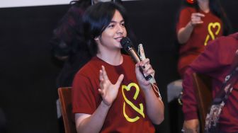 Aktor Angga Yunanda saat jumpa pers Film Cinta Pertama, Kedua dan Ketiga di Kuningan, Jakarta Selatan, Selasa (28/12/2021). [Suara.com/Alfian Winanto]