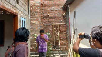 Buruh Tukang di Mataram Ini Bingung Keluar Masuk Setelah Akses Rumahnya Ditutup Tembok