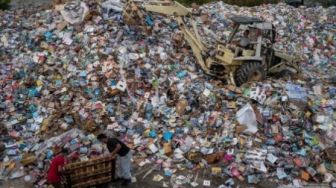 Bikin Nyesek! Gegara Terendam Banjir, Dua Juta Buku Terbuang Jadi Sampah