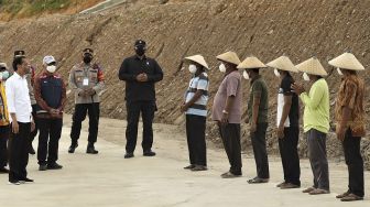 Presiden Joko Widodo (kiri) berdialog dengan petani di areal Bendungan Ladongi usai peresmiannya di Kabupaten Kolaka Timur, Provinsi Sulawesi Tenggara, Selasa (28/12/2021). [ANTARA FOTO/Jojon]