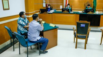 Ayah Bibi Ardiansyah, H. Faisal saat menjalani sidang hak asuh dan perwalian cucunya, Gala Sky Ardiansyah di Pengadilan Agama Jakarta Barat, Rabu (29/12/2021). [Suara.com/Alfian Winanto]