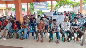 Demo Ratusan Warga Jember Menuntut Perangkat Desa Kramat Sukoharjo Mundur