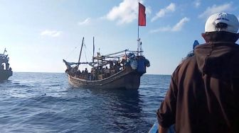 Kapal Bawa Pengungsi Rohingya Terdampar di Aceh Besar