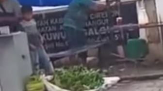 Miris, Bocah Kecil Jual Kangkung Ditengah Guyuran Hujan Bikin Netizen Ngelus Dada