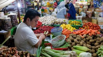 Pedagang berjualan di Pasar Tebet, Jakarta Selatan, Rabu (29/12/2021). [Suara.com/Alfian Winanto]