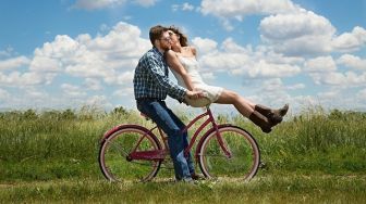 6 Tips Hubungan Asmara Tetap Romantis Meski Sudah Lama Berumah tangga