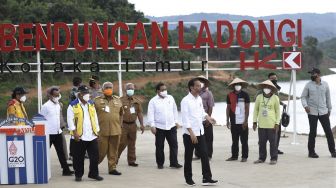 Presiden Joko Widodo (depan) berkeliling di areal Bendungan Ladongi usai peresmiannya di Kabupaten Kolaka Timur, Provinsi Sulawesi Tenggara, Selasa (28/12/2021). [ANTARA FOTO/Jojon]