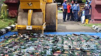 Ribuan Botol Miras di Sukabumi Gagal Dipakai Pesta Malam Tahun Baru 2022