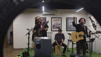 Coconut Treez Band tampil dalam acara Syukuran Tahunan Suara.com di Kantor Redaksi Suara.com, Kuningan, Jakarta, Kamis (30/12/2021). [Suara.com/Angga Budhiyanto]