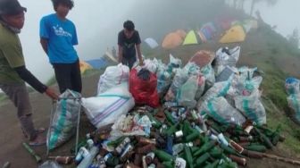 Viral Video Ratusan Sampah Botol Miras Berserakan di Gunung Rinjani