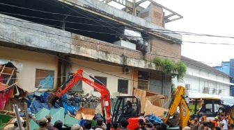 Ibu-ibu PKL Histeris Lapak Dagangannya Dibongkar Satpol PP Bandar Lampung