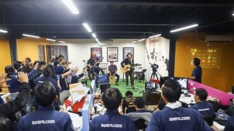 Aksi panggung Band Coconut Treez saat tampil di kantor redaksi Suara.com di Kuningan, Jakarta Selatan, Kamis (30/12/2021). [Suara.com/Alfian Winanto]