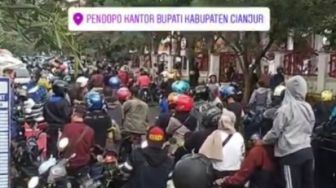 Hindari Jalan Siliwangi, Ada Ratusan Pedagang Demo di Pendopo Cianjur