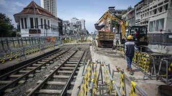 Pekerja melakukan penggalian di dekat jalur rel kereta trem yang ditemukan di lokasi pembangunan MRT Jakarta fase 2A paket kontrak atau CP 203 Glodok-Kota, Jakarta, Rabu (29/12/2021). [ANTARA FOTO/Aprillio Akbar]