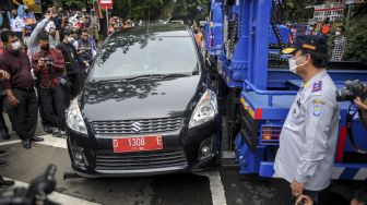 Petugas Dinas Perhubungan mengoperasikan mobil derek hidrolik otomatis setelah diresmikan di Bandung, Jawa Barat, Kamis (30/12/2021). [ANTARA FOTO/Raisan Al Farisi]