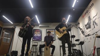 Coconut Treez Band tampil dalam acara Syukuran Tahunan Suara.com di Kantor Redaksi Suara.com, Kuningan, Jakarta, Kamis (30/12/2021). [Suara.com/Angga Budhiyanto]