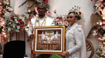 8 Mahar Pernikahan Pedangdut Indonesia, Logam Mulia hingga Kripto