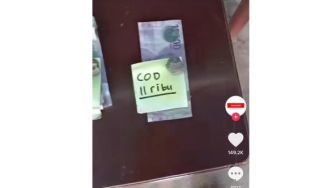 Viral Aksi Pembeli Tinggalkan Uang Paket untuk Kurir di Teras, &#039;COD Kejujuran&#039;