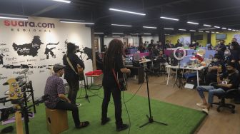 Coconut Treez Band tampil dalam acara Syukuran Tahunan Suara.com di Kantor Redaksi Suara.com, Kuningan, Jakarta, Kamis (30/12/2021). [Suara.com/Angga Budhiyanto]