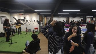 Coconut Treez Band tampil dalam acara Syukuran Tahunan Suara.com di Kantor Redaksi Suara.com, Kuningan, Jakarta, Kamis (30/12/2021). [Suara.com/Angga Budhiyanto]