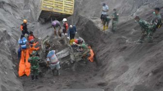 Baru Ditemukan, Bapak dan Anak Korban Erupsi Gunung Semeru Terperangkap Dalam Truk