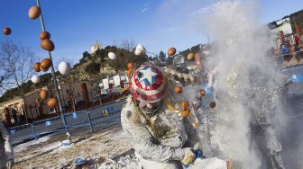 Tradisi Saling Lempar Telur dan Tepung di Kota Ibi Spanyol