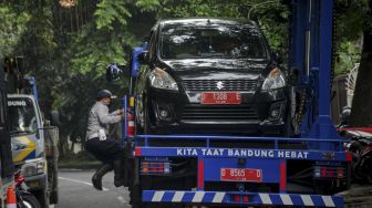 Petugas Dinas Perhubungan menaiki mobil derek hidrolik otomatis setelah diresmikan di Bandung, Jawa Barat, Kamis (30/12/2021). [ANTARA FOTO/Raisan Al Farisi]