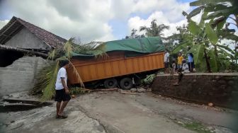 Gagal Menikung, Truk Tronton Angkut Bahan Pupuk Seruduk Rumah Warga Nglipar