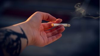 Rombongan Bocah Merokok Diduga Saat Halalbihalal, Netizen Prihatin: Bedaknya Ratakan Dulu Dek