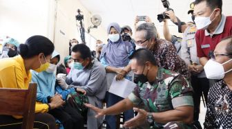 Momen Istri Panglima TNI Andika Perkasa Tenangkan Bocah yang Takut Jarum Suntik