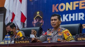 Kapolda Sulteng Irjen Pol Rudy Sufahriadi (kanan) bersama Wakapolda Sulteng Brigjen Pol Heri Susanto (kiri) memberikan keterangan tentang DPO teroris Poso di Mapolda Sulteng, Jumat (31/12/2021). ANTARA FOTO/Basri Marzuki