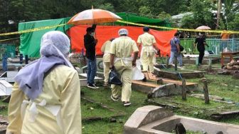 Polisi Bongkar Makam Gadis Bima yang Meninggal di Kamar Kos 3 In One