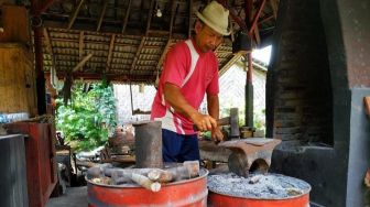 Turun Temurun Andalkan Jual Pisau di Jembrana, Pande Besi Ini Sebut Omzetnya Kini Turun