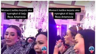 Kocak! Asyik Foto Bareng, Kepala Wanita Ini Malah Nyangkut di Baju Reza Artamevia