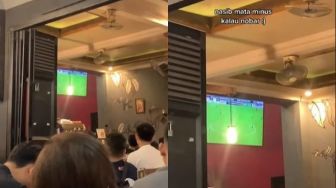 Cowok Mata Minus Kesusahan Pas Nobar Final Piala AFF, Solusinya Bukan Main!