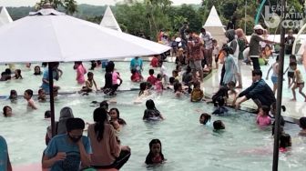 Prokes Ketat, Hari Pertama Tahun Baru Wisata di Mojokerto Ini Dijejali Pengunjung