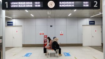 Warga menunggu moda transportasi MRT Jakarta di Stasiun Bundaran HI, Jakarta Pusat, Sabtu (1/1/2022). [Suara.com/Alfian Winanto]