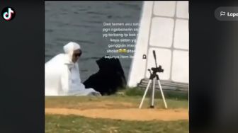 Kocak! Salat di Pinggir Danau, Cewek Ini Malah Disangka Setan